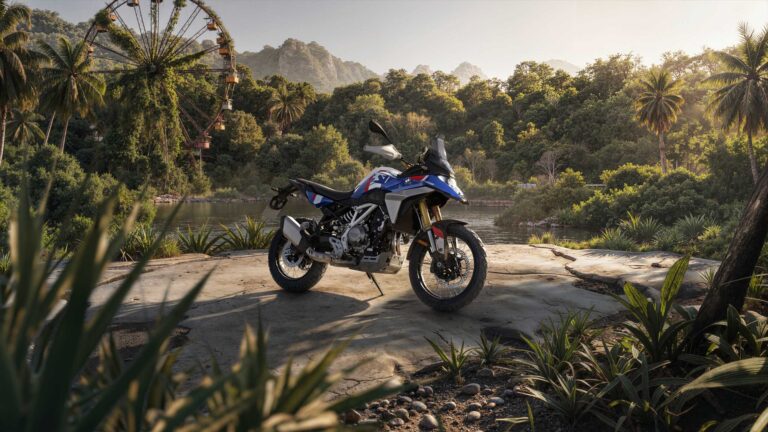 BMW F450GS açık havada üç çeyrek açıdan