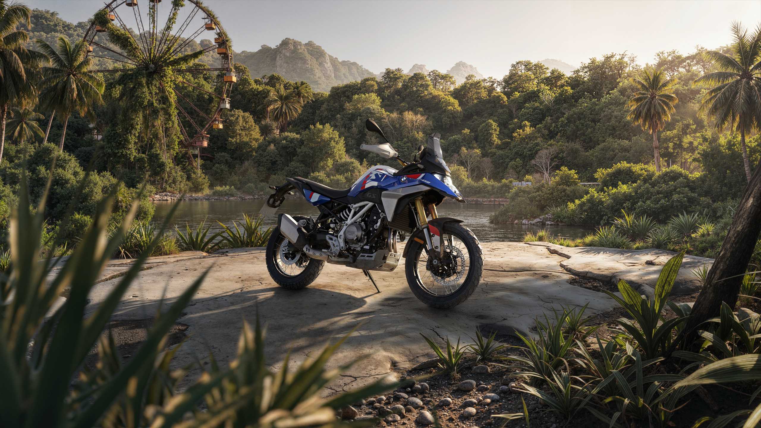 BMW F450GS açık havada üç çeyrek açıdan