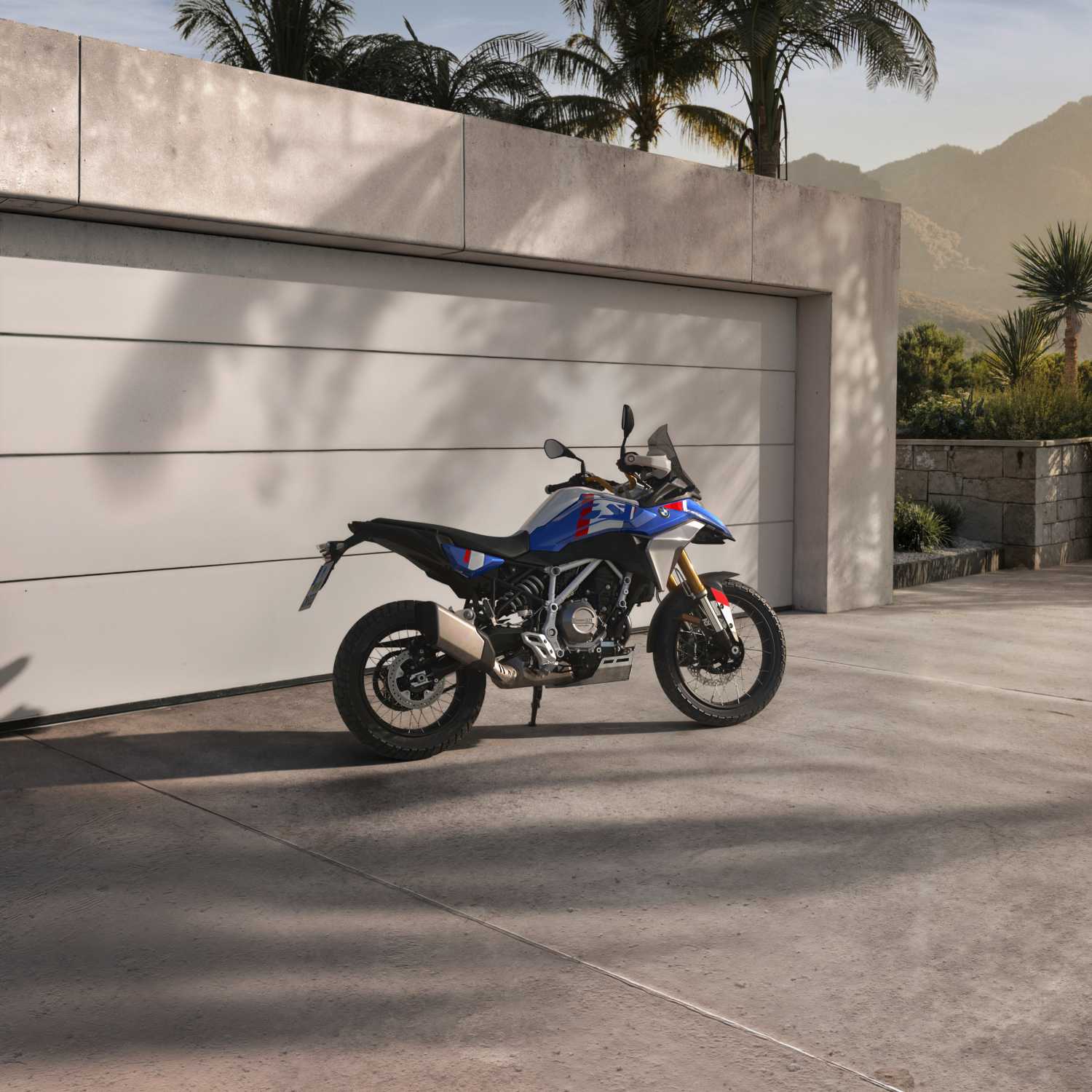 BMW F450GS hafif arazi yolunda