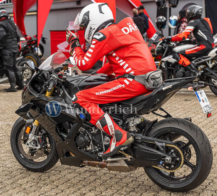 BMW S 1000 RR prototipinin ön grenajı ve çift katmanlı kanatçıkları