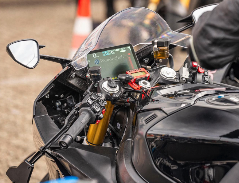 BMW S 1000 RR prototipinin gösterge ekranı ve gidon kumandaları