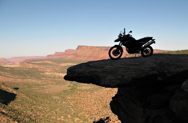 F_800_GS_on_a_cliff