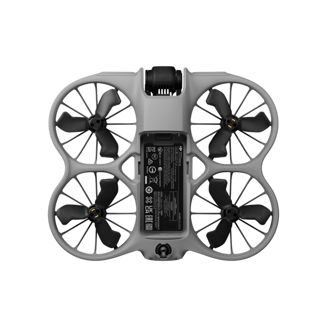 DJI Neo 2'nin orman yolunda motosikletliyi yandan takip etmesi